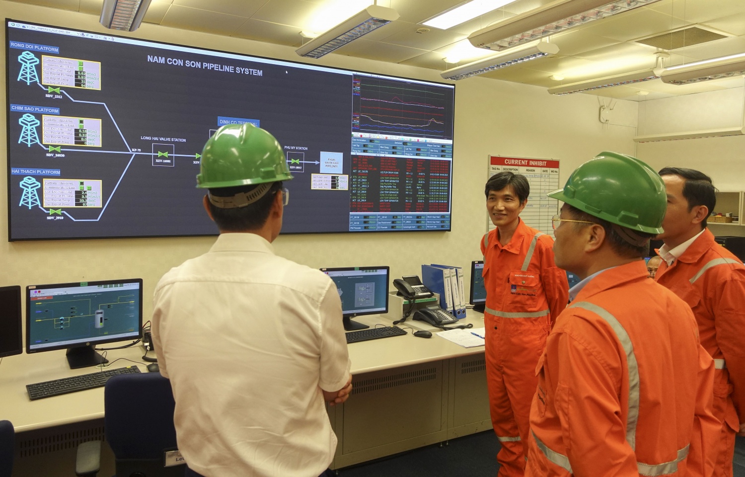 Lãnh đạo PV GAS trao đổi với các kỹ sư PV GAS NCSP tại phòng điều khiển Nhà máy xử lý Khí Nam Côn Sơn